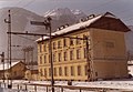 Bad Ischl Frachtenbahnhof, im Vordergrund ein stählernes Fahrleitungsjoch sowie ein Hauptsignal der Bauart k.k. Staatsbahn, im Hintergrund das Bergmassiv der Katrin (1979)