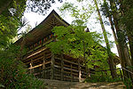 Un edificio in legno con veranda circostante costruita su alti pilastri di legno.