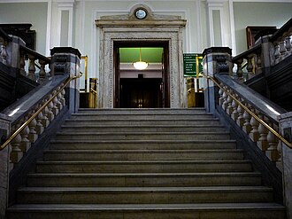 The stairs leading up to the council chamber Islington Town Hall - Treppe.jpg