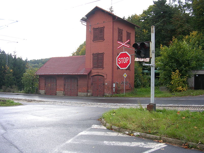 File:Jablonec, Liberecká, přejezd u Brandlu 2.jpg