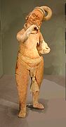 சைனத் தீவு இடுகாட்டில் இருந்து கிடைத்த குடிகாரனின் சிற்றுரு. கிபி 400–800.