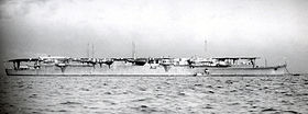 Zwart-wit foto van een plat vliegdekschip