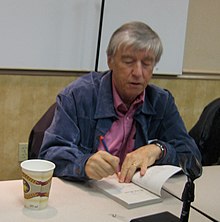 Spinelli firmando uno de sus libros