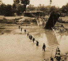 Marines advancing on Java. KITLV A1363 - Mariniers rukken op, op Java, KITLV 180318.tiff