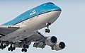 KLM 747-400 on final approach for runway 36C (38726914350).jpg
