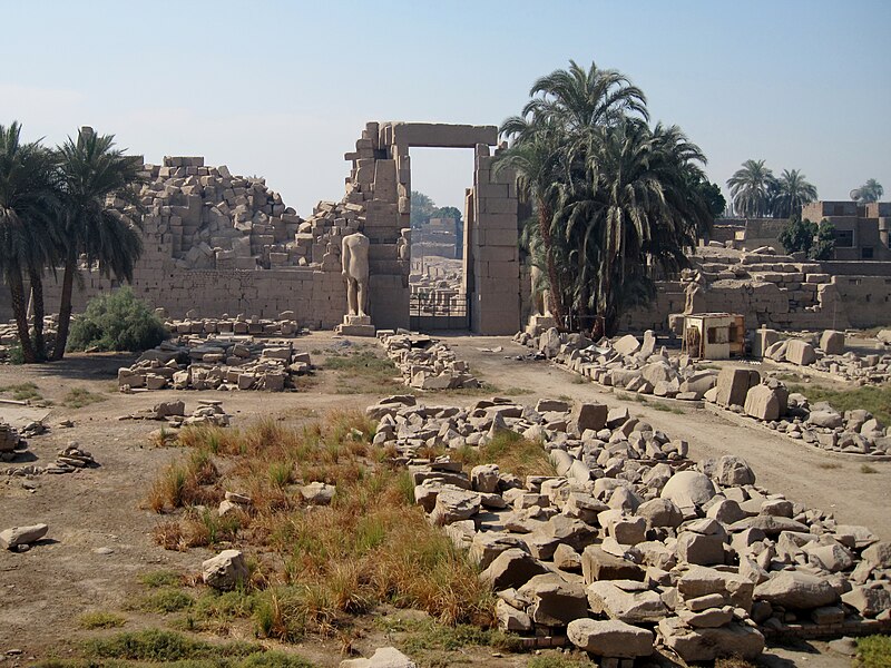 File:Karnak 10. Pylon 01.JPG