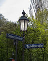 English: A streetlight at the crossing Gunezrainer- / Mandlstreet. English: Eine Straßenlaterne an der Ecke Gunezrainer- / Mandlstraße (Katholische Akademie Bayern).