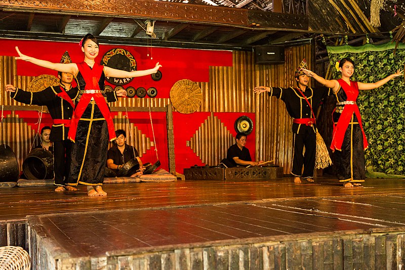 File:KgKuaiKandazon Sabah Monsopiad-Cultural-Village-DansePerformance-01.jpg