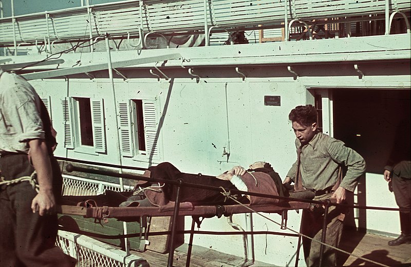 File:Kikötő a Száva-parton a Besszarábiából menekített német nemzetiségűek átmeneti táborba érkezésekor. Fortepan 84012.jpg