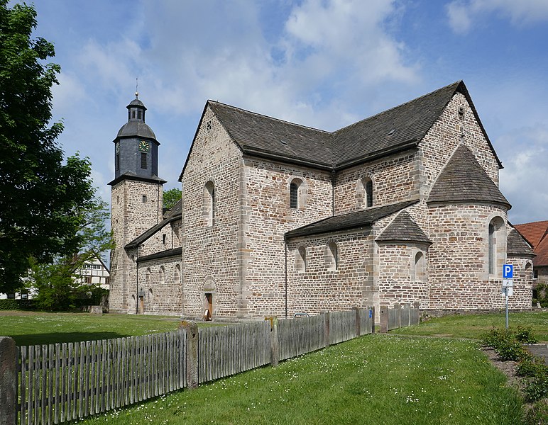 File:Klosterkirche St. Georg und Maria, Lippoldsberg.jpg