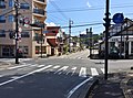 草津町草津“バスターミナル前交差点”（2015年9月）长野原方面へは正面奥の突き当りを左折する。