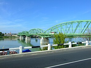 Die Erzsebet Brücke an der Donau in Komárom