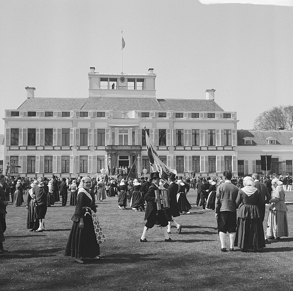 File:Koninginnedag, defilee op Soestdijk, folkloristische dansgroep in paleistuin, Bestanddeelnr 919-0996.jpg