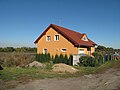 Čeština: Nový dům na kraji vsi v Korycanech. Okres Mělník, Česká republika. English: New house on the edge of Korycany village, Mělník District, Czech Republic.