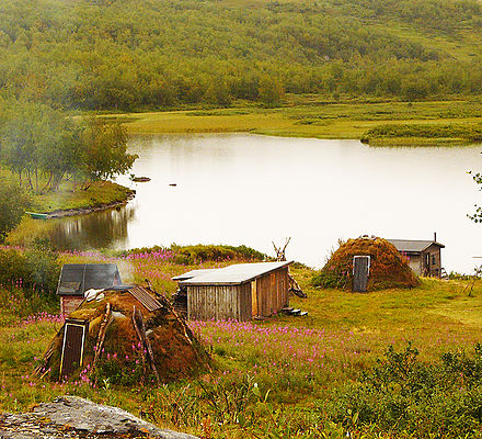 Sámi settlement at Staloluokta. Some lodgings are traditional goahtis.