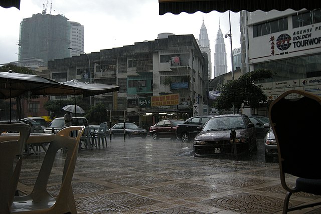 640px-Kuala_Lumpur,_Malaysia,_Changkat_Bukit_Bintang,_Rain.jpg (640×427)