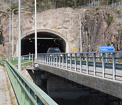 Tunneli kuvattuna Ukko-Pekan sillan puolelta toukokuussa 2014.