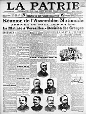 Un alb și negru al unui ziar cu portretele a șapte bărbați, mustați și / sau bărbiți