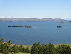 A Bajkál-tó, háttérben Olhon szigetével
