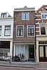 Huis van twee bouwlagen en een kap loodrecht op de straat