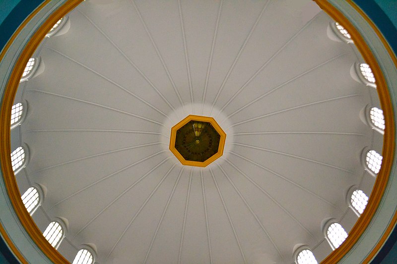 File:Laurel Wreath, Sanctuary rotunda, First Christian Church (Eugene, Oregon).jpg