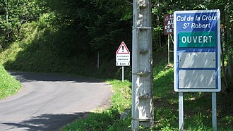 Znak C14 wskazujący na wykonalność odcinka drogi, Col de la Croix Saint-Robert jest otwarty