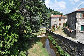 Photographie représentant le cours d'eau le long des maisons.