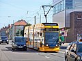 Ein NGT8-Triebwagen auf Linie 10 in der Georg-Schumann-Straße