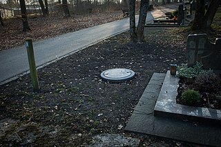 Der mit einem Kanaldeckel verschlossene Zugang der Leohöhle