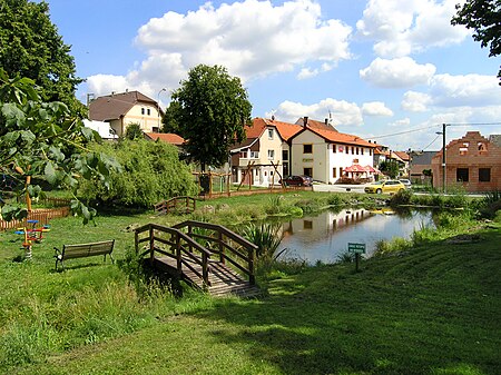 Lhota (Kladno), Common