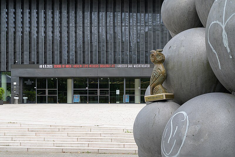 File:Linz Musiktheater mit WikiEule 2023-3994.jpg