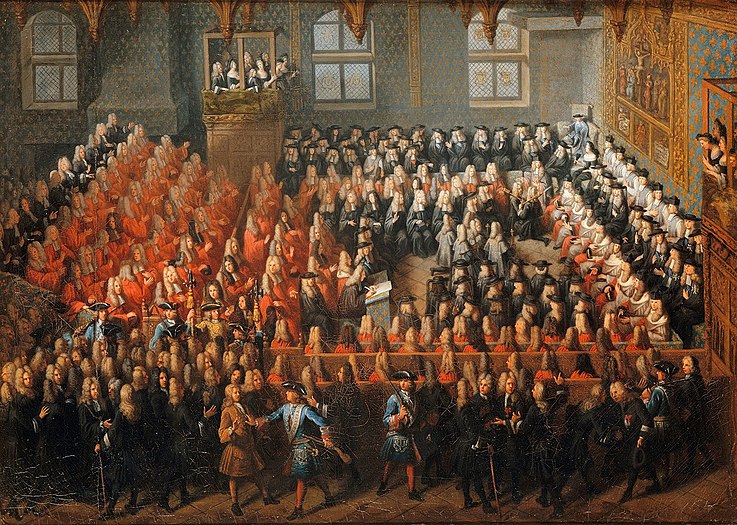 Lit de justice Ludwigs XV. im Parlement de Paris von 1715. In der ersten Reihe rechts im Bild sind die Présidents à mortier zu sehen, die an ihren roten Gewändern und ihren goldgalonierten schwarzen Kappen auf den Knien zu erkennen sind.