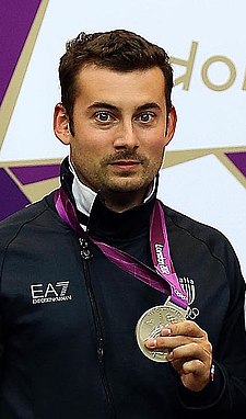 Luca Tesconi olympiamitalinsa kanssa