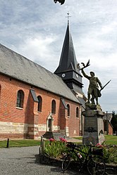 The church and war memorial in Luchy