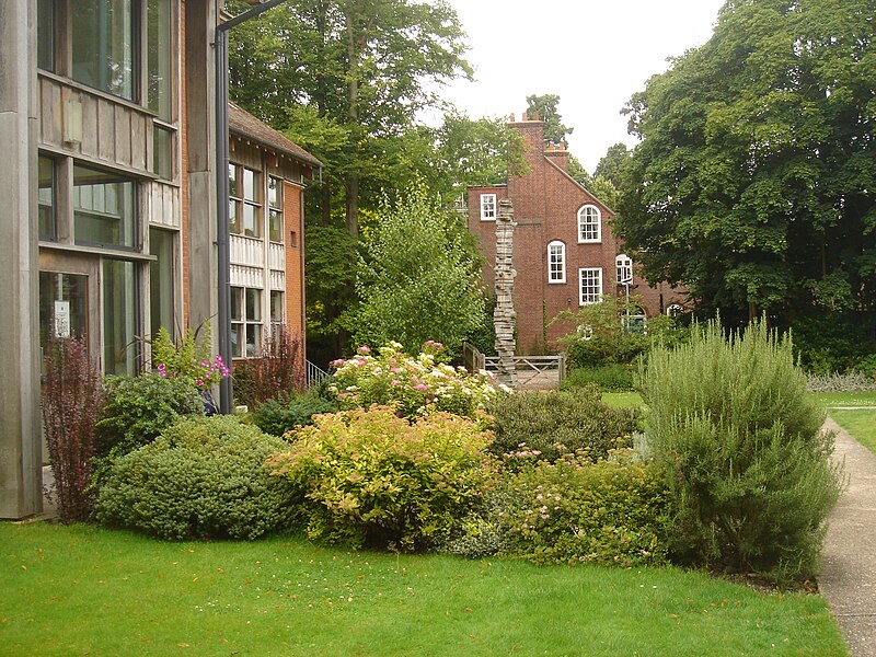 File:Lucy cavendish college library with marshall house in the background.JPG