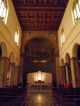 Nave em direção ao altar-mor.