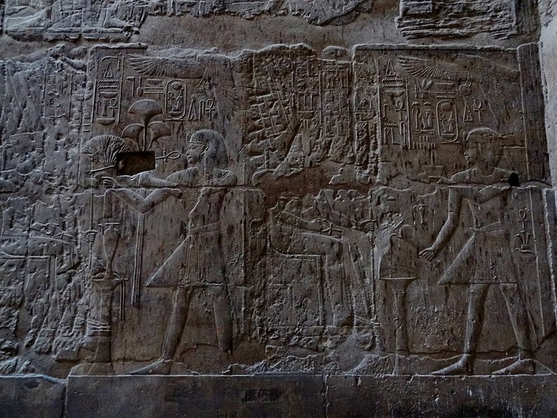 File:Luxor-Tempel Alexandersanktuar 08.jpg