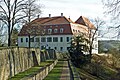 Individual monument belonging to the Siebeneichen manor (Obj. 09301118): complex of the rectangular building of the old and the presented three-wing building of the new palace