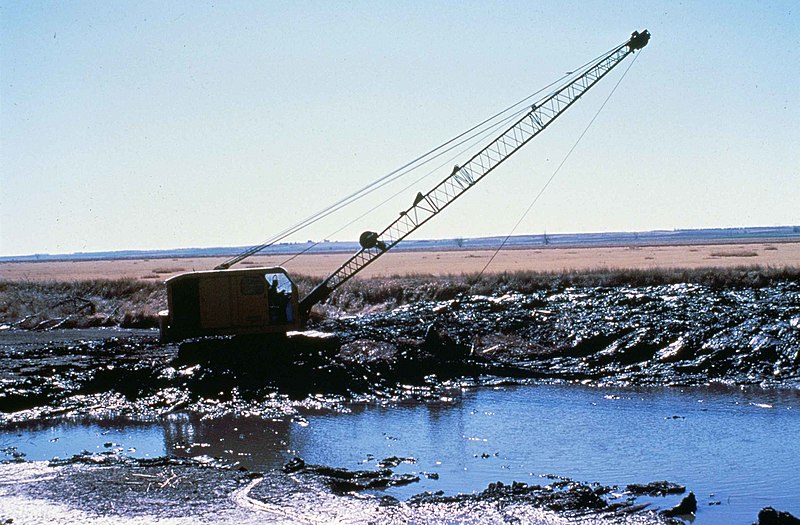 File:Machine dredging canal.jpg