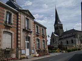 Juvigny'deki kilise ve belediye binası