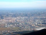 Luftaufnahme von Maribor, im Hintergrund die Windischen Bühel (Slovenske Gorice)
