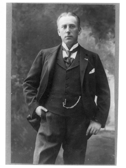 Background: Max Alvary (1856–1898) in black lounge suit before the conventional name of it in 1896.