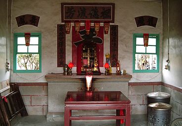 Santuario con tavolette degli spiriti a Taiwan.