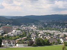 Blick in Richtung Nordwesten von der Ittmecke auf Meschede; links die Telekom, rechts die Honsel-Werke