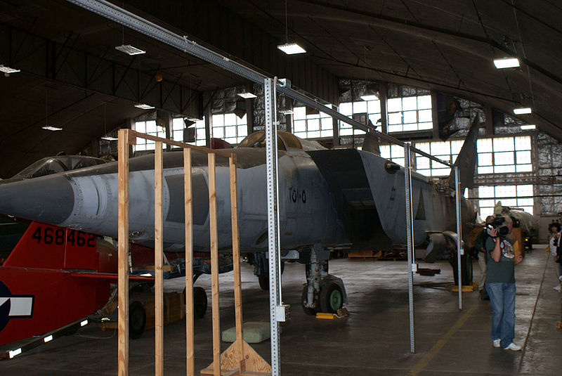 File:Mikoyan-Gurevich MiG-25RB Foxbat LSideFront Restoration NMUSAF 25Sep09 (14598438974).jpg