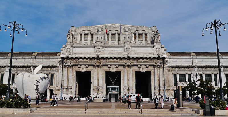 File:Milano Stazione Milano Centrale Südfassade 01.jpg