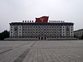 Kim İl-sung Meydanı'nda bulunan Dış Ticaret Bakanlığı binasının üstündeki amblem