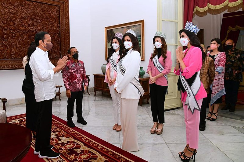 File:Miss Universe 2021 and Puteri Indonesia 2022 winners meet with Joko Widodo at the Merdeka Palace.jpg