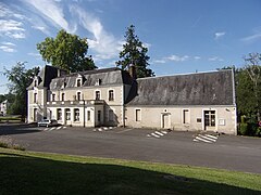 Photographie en couleurs de plusieurs bâtiments mitoyens dont l'un possède une avancée surmontée d'une terrasse.