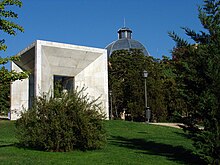 Cube évidé en béton, dans un parc